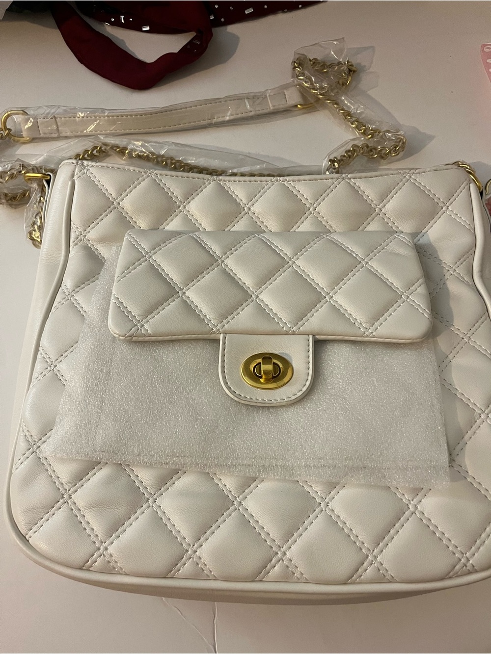 VULKITTY White Crossbody Bag with Gold Turn-Lock and Chain Strap